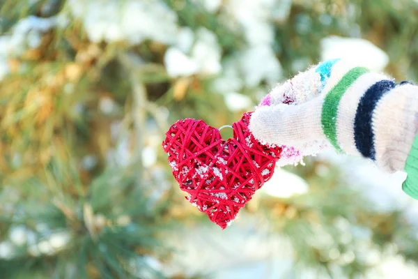 Vrouw hand bedrijf rood hart — Stockfoto