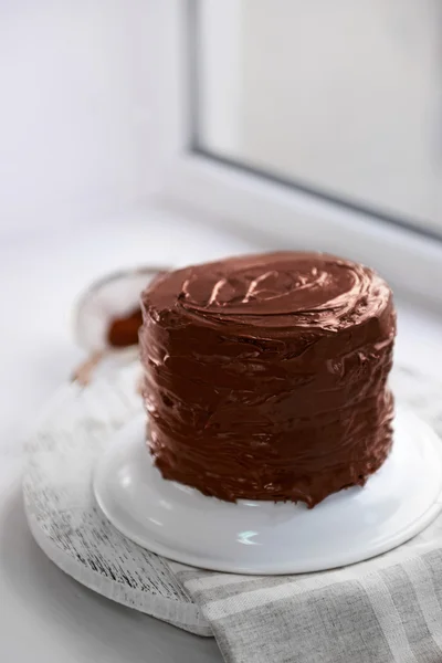 やり場のない背景のプレートにチョコレート ケーキ — ストック写真