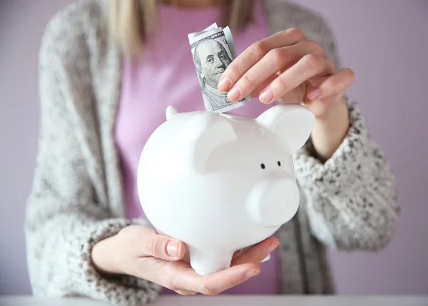 Dollar bankbiljet ingebruikneming piggy bank — Stockfoto