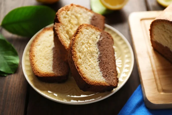 Délicieux pain de gâteau sucré avec des citrons sur table en bois gros plan — Photo