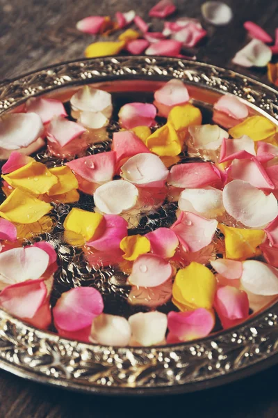 粉红色和黄色的玫瑰花瓣放在银碗 — 图库照片