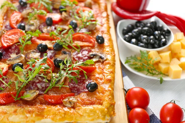 Rechteck leckere Pizza und Gemüse auf dem Tisch — Stockfoto