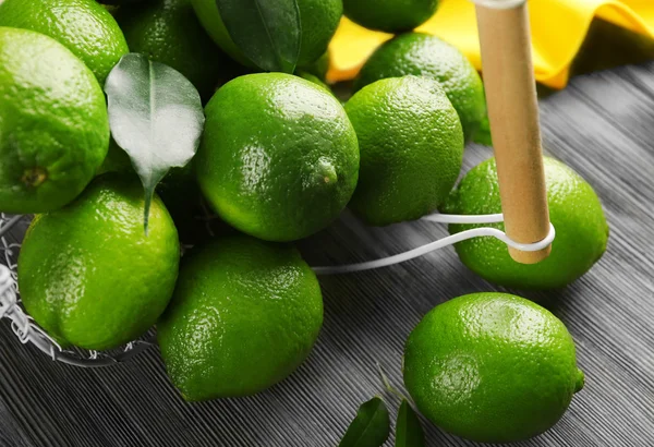 Högen av limefrukterna på träbord — Stockfoto