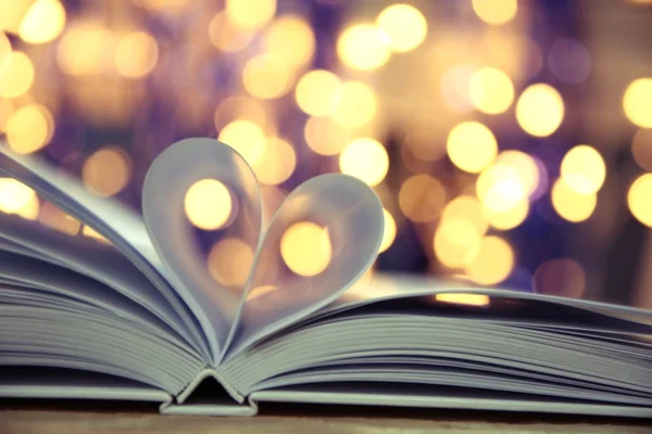 Hojas de libro curvadas en forma de corazón — Foto de Stock