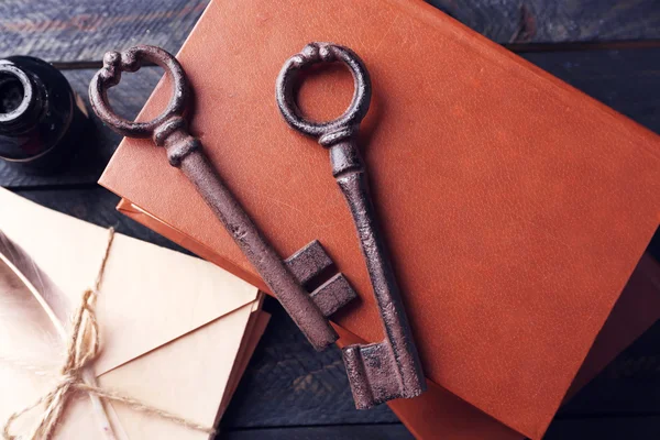 Bunch of old keys with notebooks — Stock Photo, Image