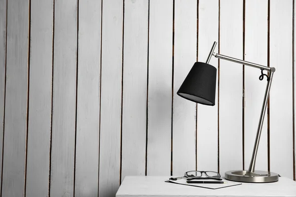 Lampe noire sur le casier — Photo