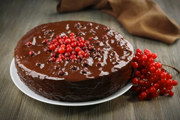 Schokoladenkuchen mit Preiselbeeren auf Holztisch, Nahaufnahme — Stockfoto