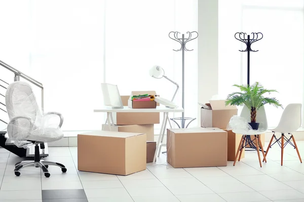 Moving cardboard boxes and personal belongings — Stock Photo, Image