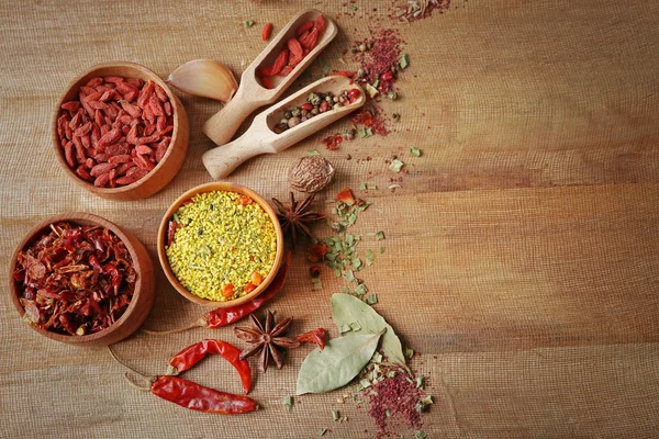 Diverse specerijen op houten tafel, bovenaanzicht — Stockfoto