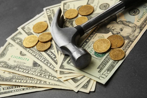Dollar, mynt och hammare — Stockfoto