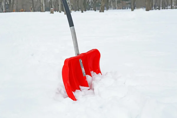 Concetto invernale. Pala rossa per la rimozione della neve — Foto Stock