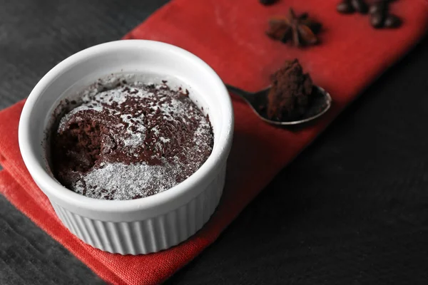 Bolo de fondant de chocolate na xícara na mesa de madeira closeup — Fotografia de Stock