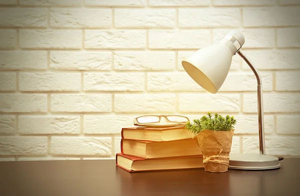 Lampada moderna e libri — Foto Stock