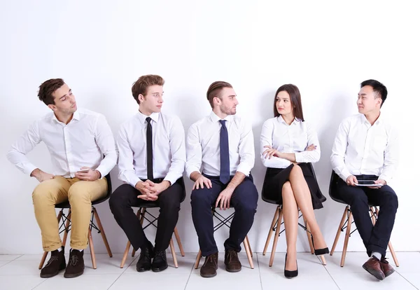 Sedící Mladí Muži Při Pohledu Ženu Bílém Sále — Stock fotografie