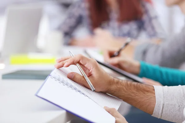 Joven tomando notas — Foto de Stock