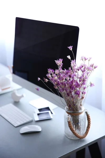 Cómodo lugar de trabajo con ramo de flores — Foto de Stock