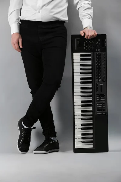 Mannelijke handen met synthesizer — Stockfoto