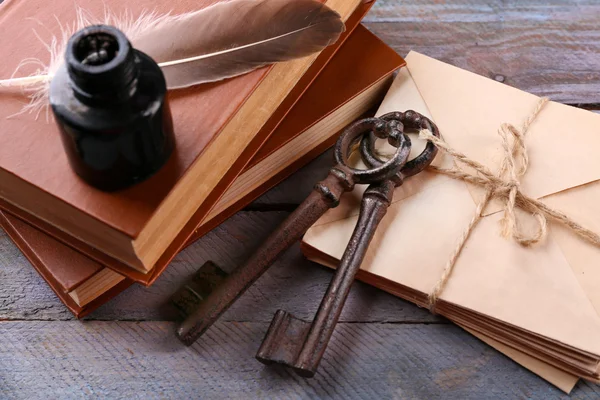 Old keys with papers, ink and pen — Stock Photo, Image