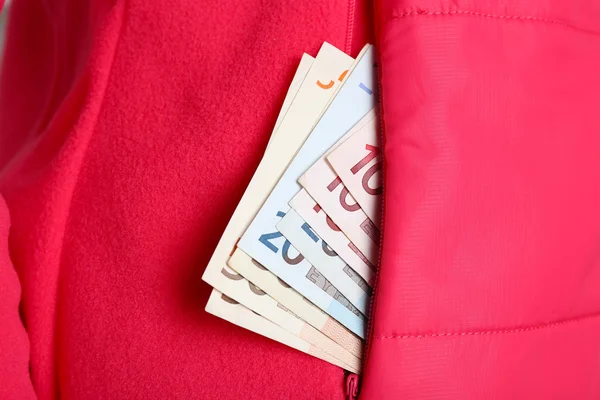 Uang tunai di saku jaket merah — Stok Foto