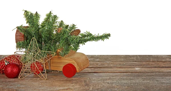 Carro de brinquedo com árvore de Natal e brinquedos — Fotografia de Stock