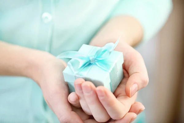Руки с красивым маленьким подарком — стоковое фото