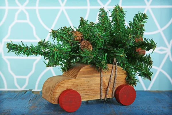Noel ağacı ve oyuncak oyuncak araba — Stok fotoğraf