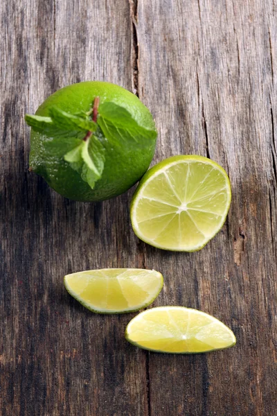 Fresh limes and mint — Stock Photo, Image