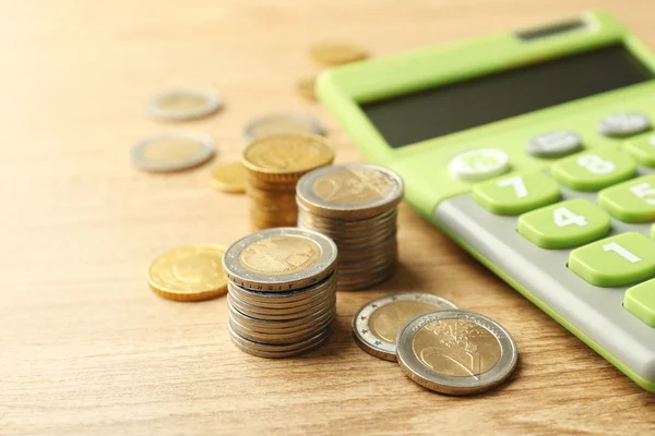 Concepto de dinero. Calculadora verde con monedas — Foto de Stock