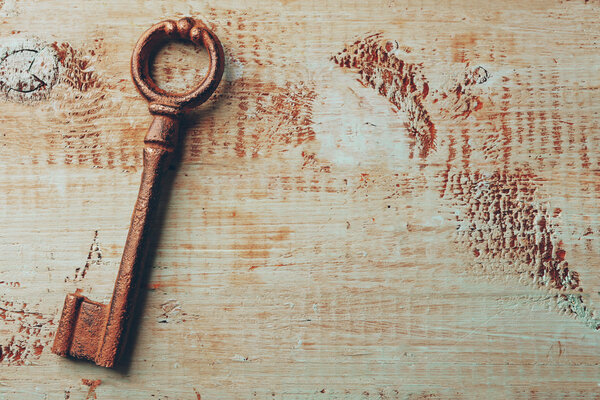 Старые ключи на синем
 