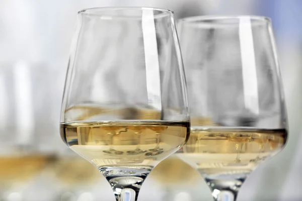 Bicchieri di vino bianco primo piano — Foto Stock