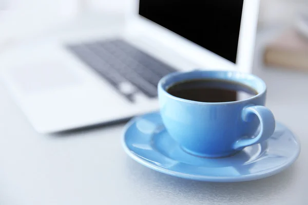 Bilgisayar ve bir fincan kahve. — Stok fotoğraf