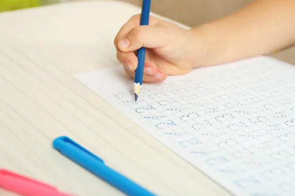 Schoolkid learns to write — Stock Photo, Image