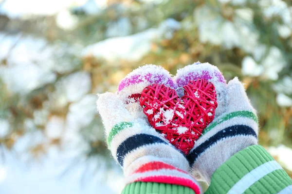 Manos sosteniendo el corazón rojo — Foto de Stock