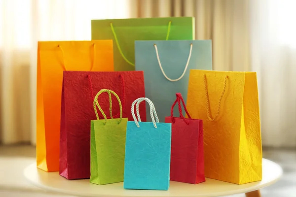 Bolsas de compras de diferentes colores — Foto de Stock