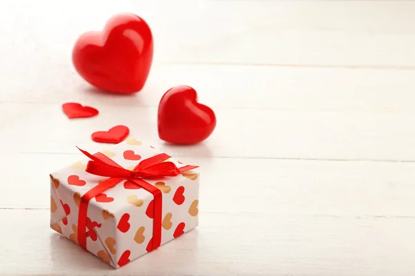 Caja de regalo y corazones decorativos —  Fotos de Stock