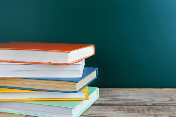 Pocos libros sobre la mesa — Foto de Stock