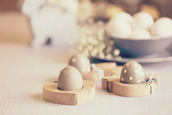 Ovos de Páscoa em estandes de madeira — Fotografia de Stock