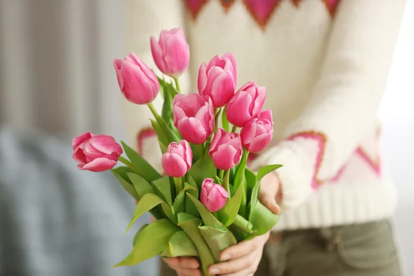Roze tulpen in handen — Stockfoto