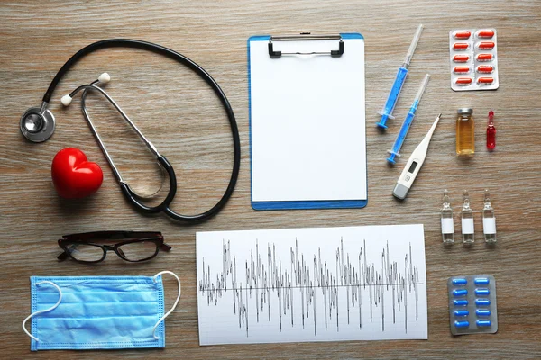 Mesa de médico com itens médicos — Fotografia de Stock