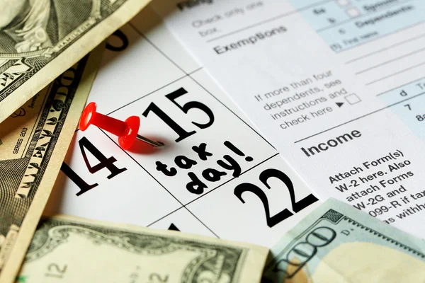 Belasting dag geschreven en vastgezet in een kalender — Stockfoto