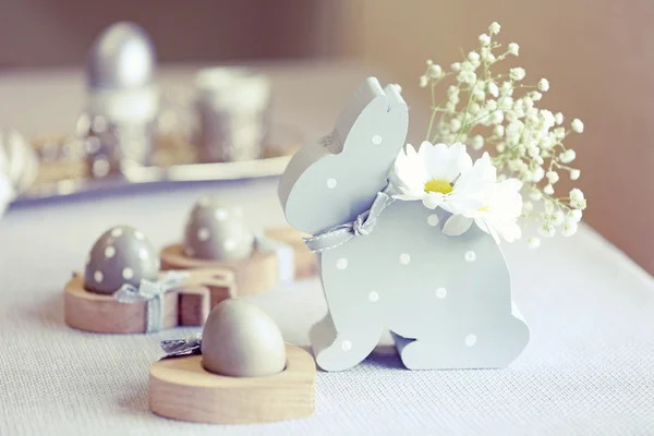 Huevos de Pascua en soportes de madera —  Fotos de Stock