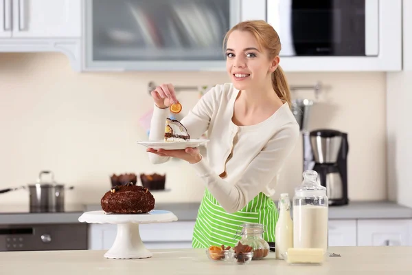 Vrouw en chocolade taart — Stockfoto