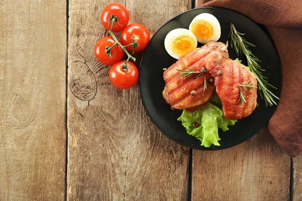 Grilled pork with vegetables on plate, top view — Stock Photo, Image