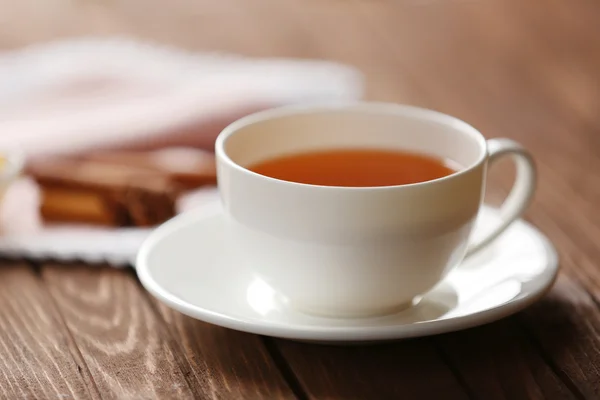 Tasse Tee auf Holztisch Nahaufnahme — Stockfoto