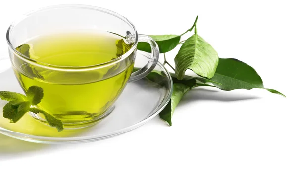Kopp te och teblad isolerad på vit — Stockfoto