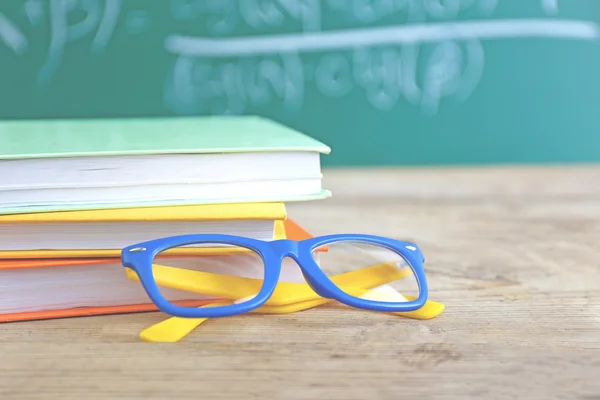 Wenige Bücher mit Brille — Stockfoto