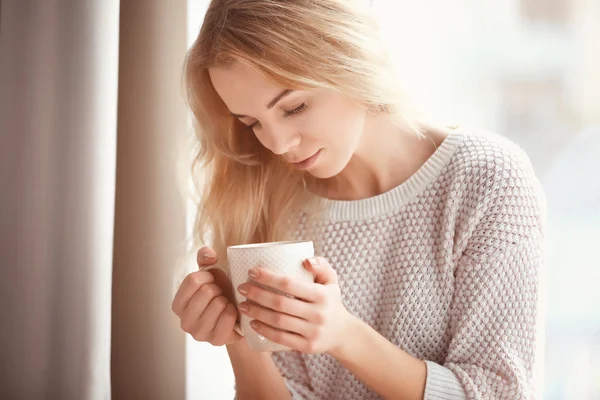 Mujer sosteniendo taza de café —  Fotos de Stock