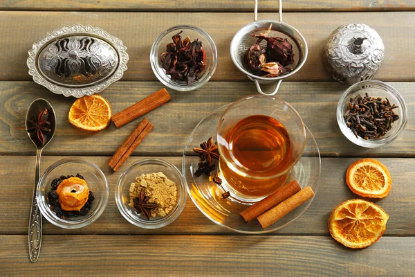 Glas Tee mit Kräutern und Zitrone auf Holzgrund, Draufsicht — Stockfoto