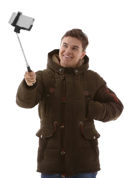 Pohledný Mladík Zimním Oblečení Takže Foto Jeho Mobilním Telefonem Izolované — Stock fotografie