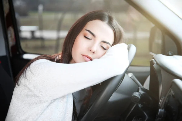 Mujer dormida en el volante en coche — Foto de Stock